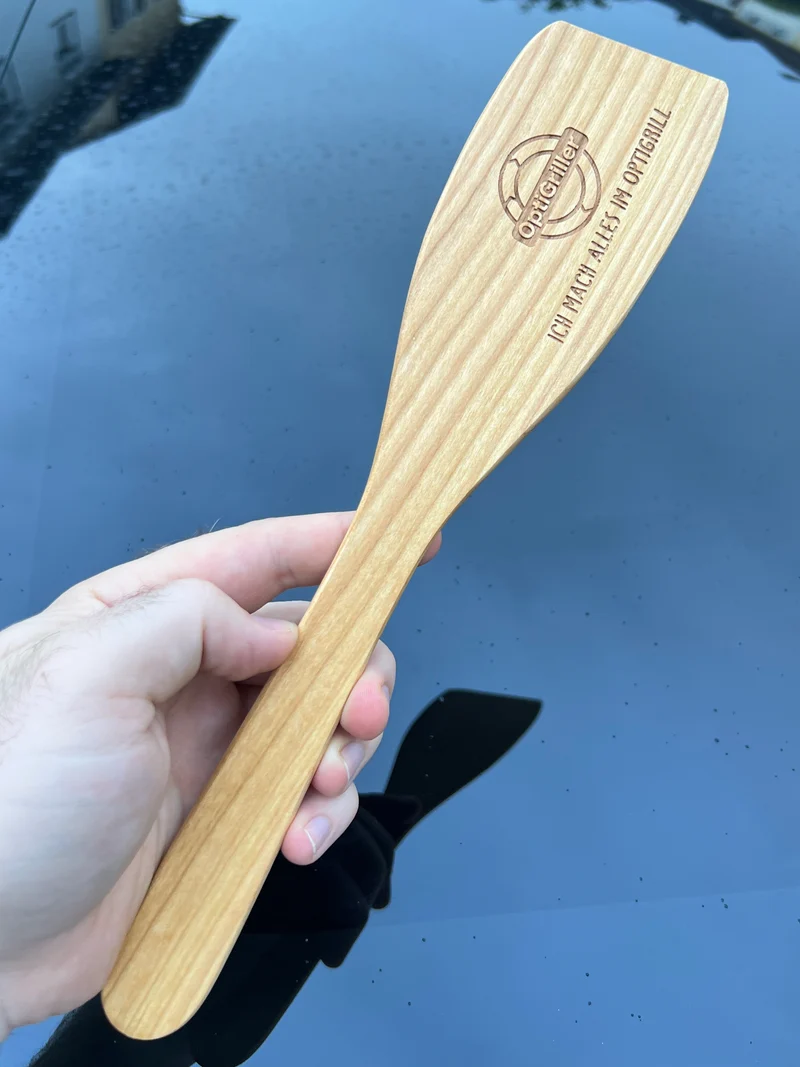 Holzpfannenwender "OptiGriller - Ich mach alles im OptiGrill" als Abstandhalter